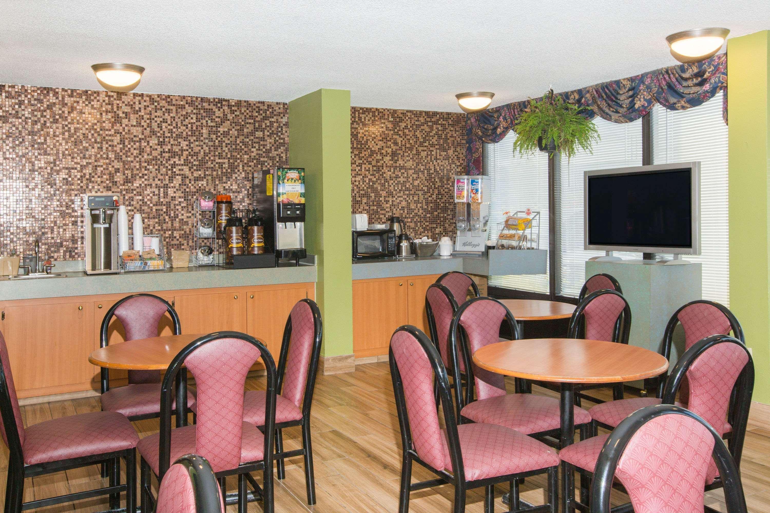 Super 8 By Wyndham Myrtle Beach/Market Common Area Екстер'єр фото
