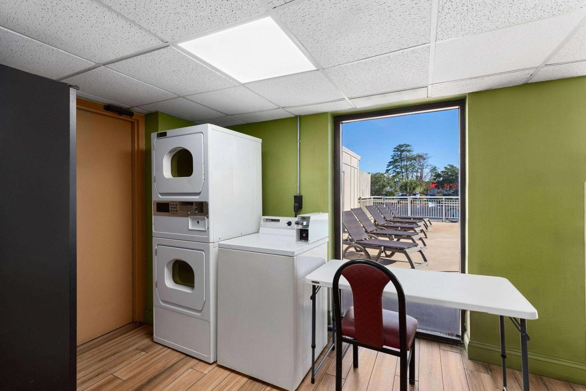 Super 8 By Wyndham Myrtle Beach/Market Common Area Екстер'єр фото