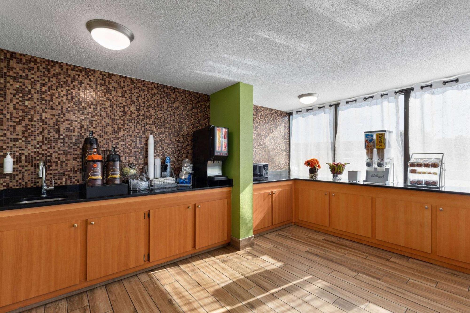 Super 8 By Wyndham Myrtle Beach/Market Common Area Екстер'єр фото